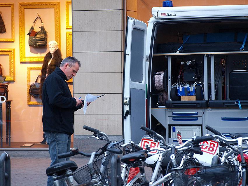 Herrenlose Einkaufstuete gesprengt Koeln Schildergasse P313.JPG